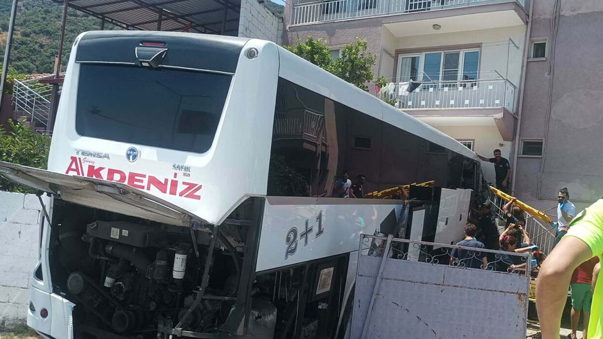 Aydın'da yolcu otobüsü eve çarptı: 1 ölü, 15 yaralı