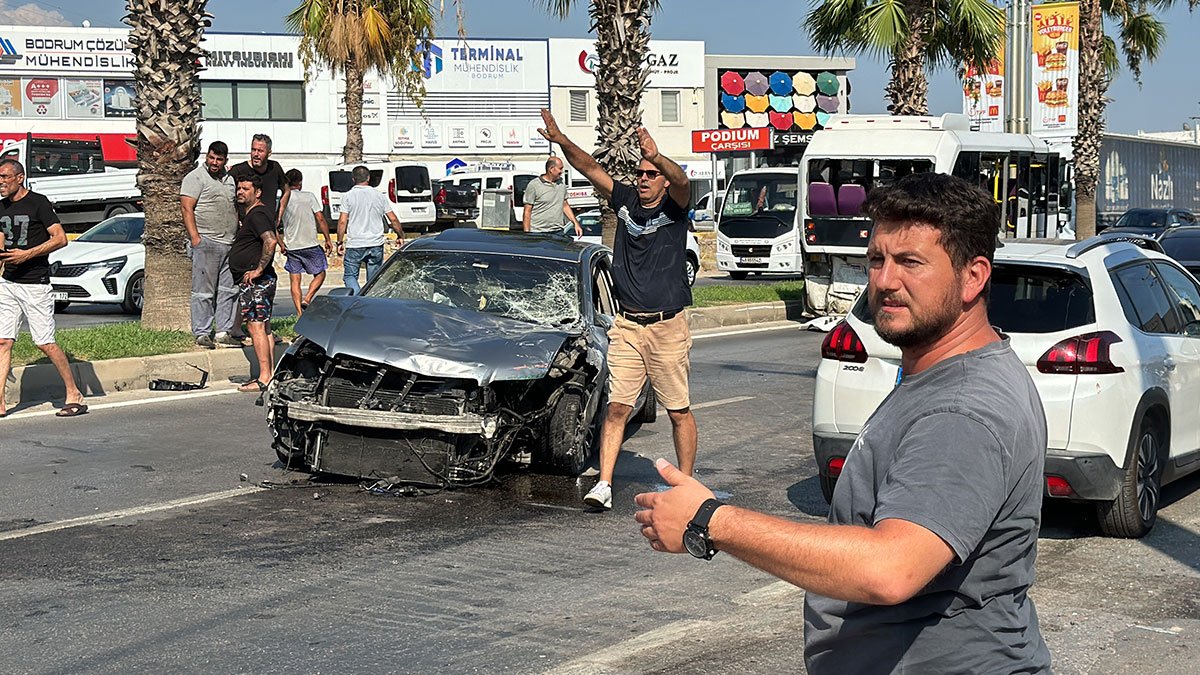 Bodrum'da otomobil ile minibüs çarpıştı: 14 yaralı