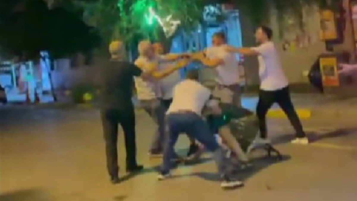 İzmir'de ortalık karıştı: Sokak ortasında yumruklar konuştu!