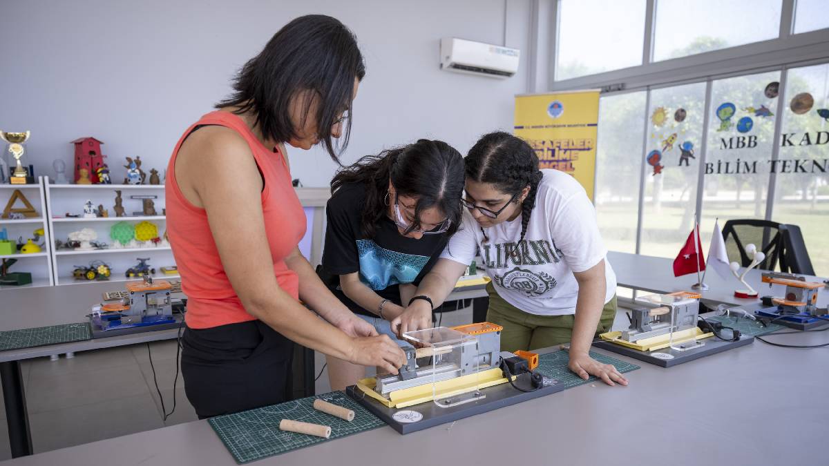 Bu atölye’de hayallere ulaşmanın yolu bilimden geçiyor