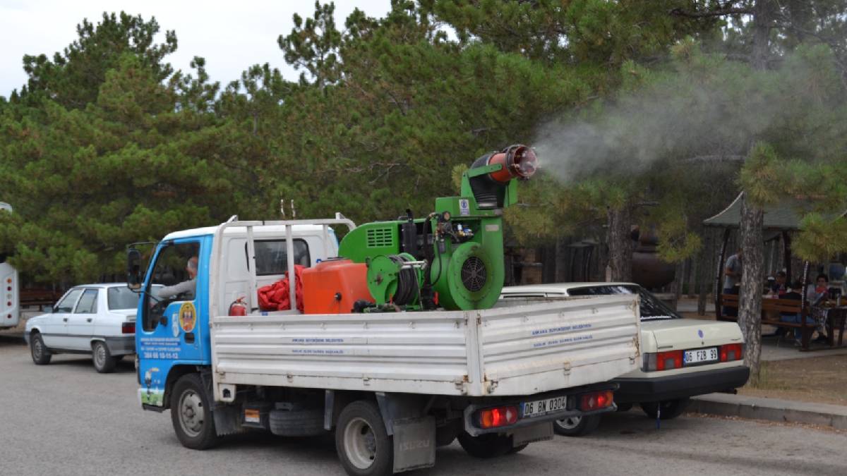 Elmadağ Belediyesi ilçenin her mahallesinde gece gündüz demeden ilaçlama çalışması yapıyor.