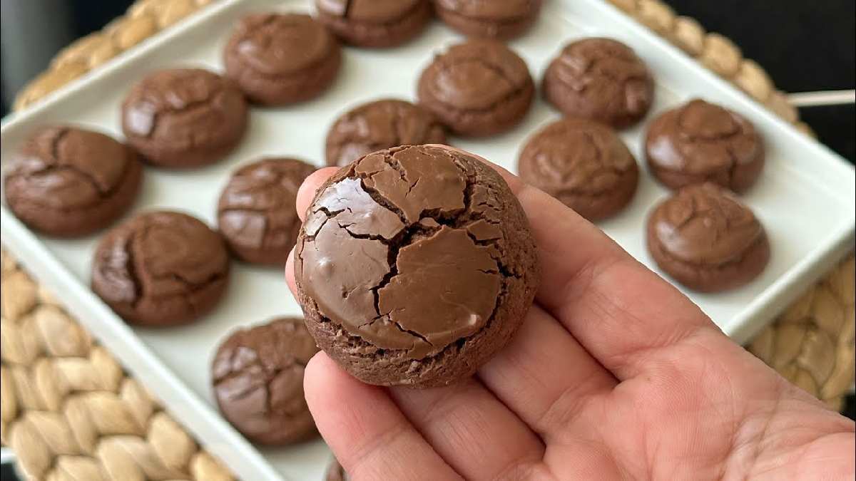 Kimse kurabiye olduğuna inanamıyor! Browni tadında yumuş yumuş bir lezzet! İşte saten kurabiye tarifi…