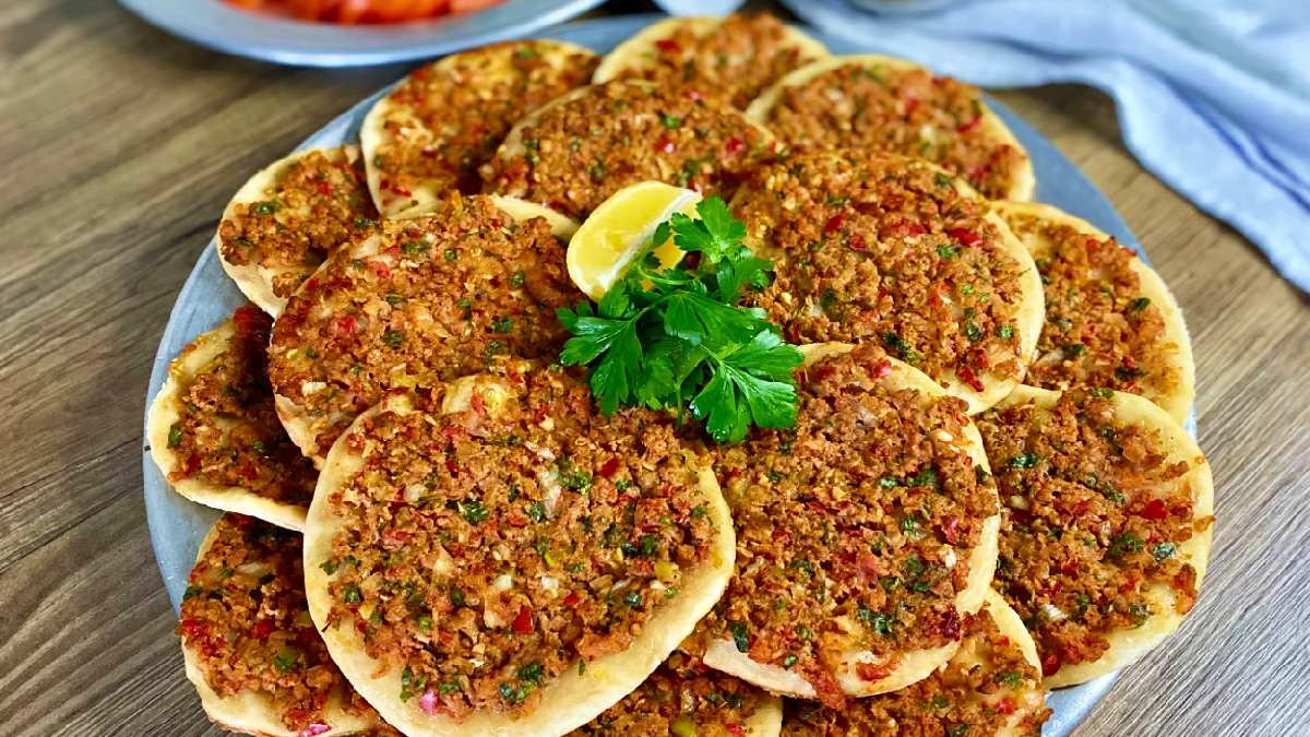 Elde kalan lavaştan ne olur demeyin! Deneyen orijinalinin yüzüne bakmıyor! İşte pratik lahmacun tarifi…