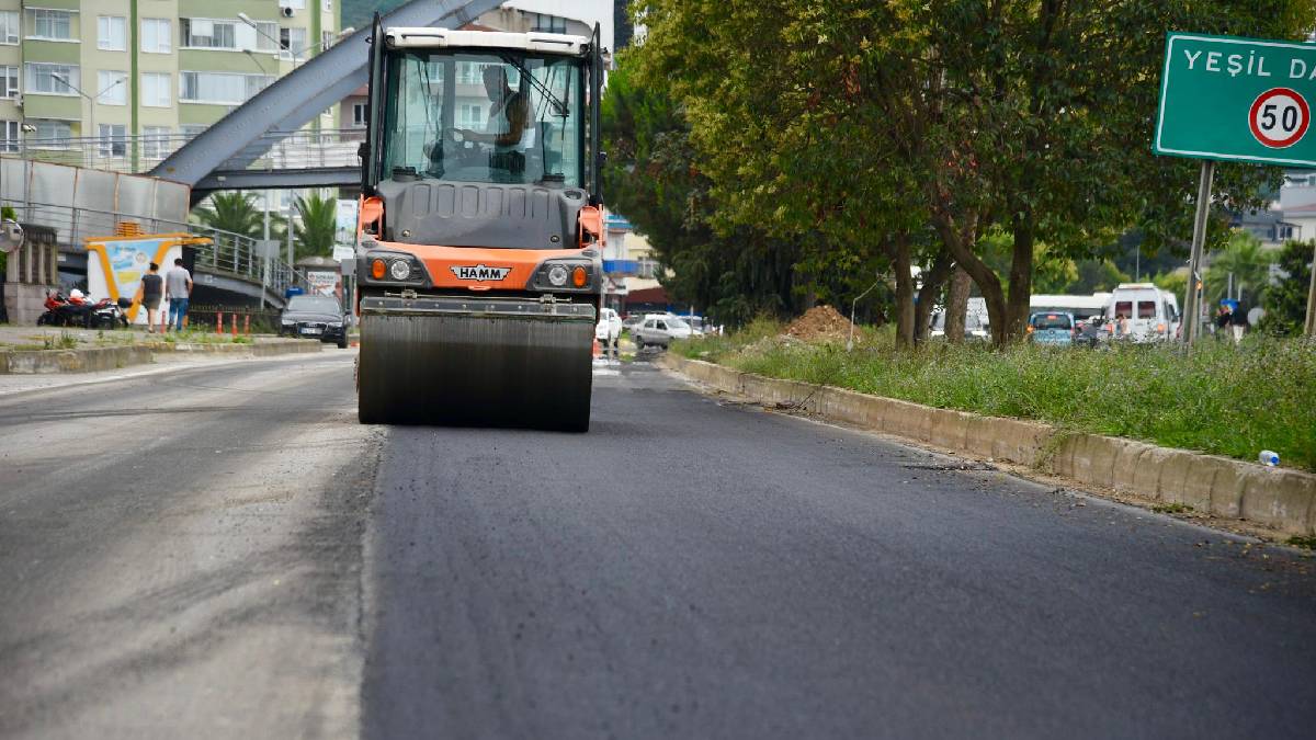 Sahil toplama yolda asfaltlama çalışması yapılıyor