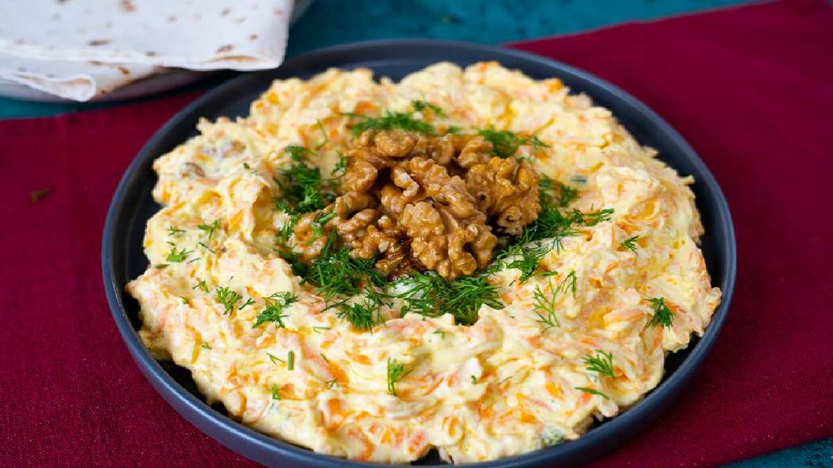 Havuçlar kötü olmak üzereyse böyle değerlendirin! Her yemeğin yanına yakışan cevizli havuç mezesi tarifi
