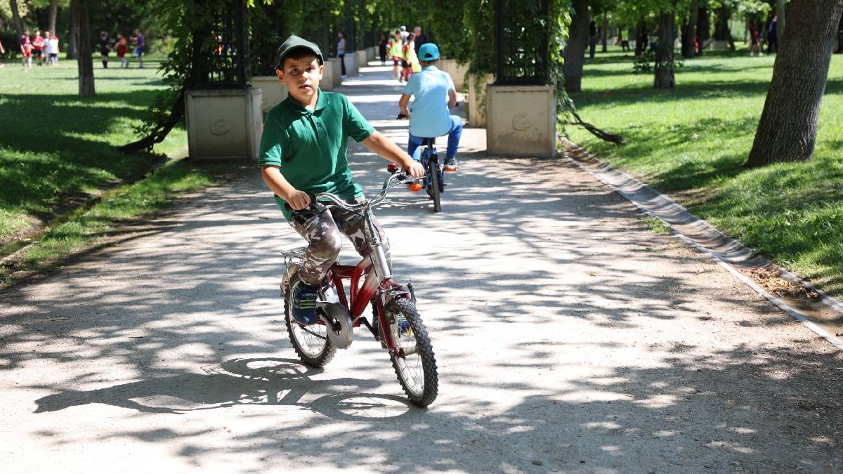 Bisiklet sürmeyi öğreniyorlar
