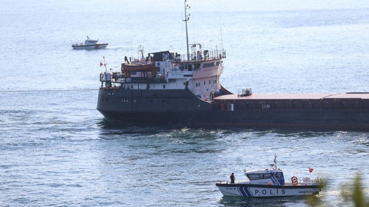 Arıza yapan kargo gemisi, Kıyı Emniyeti tarafından güvenli bir noktaya demirletildi