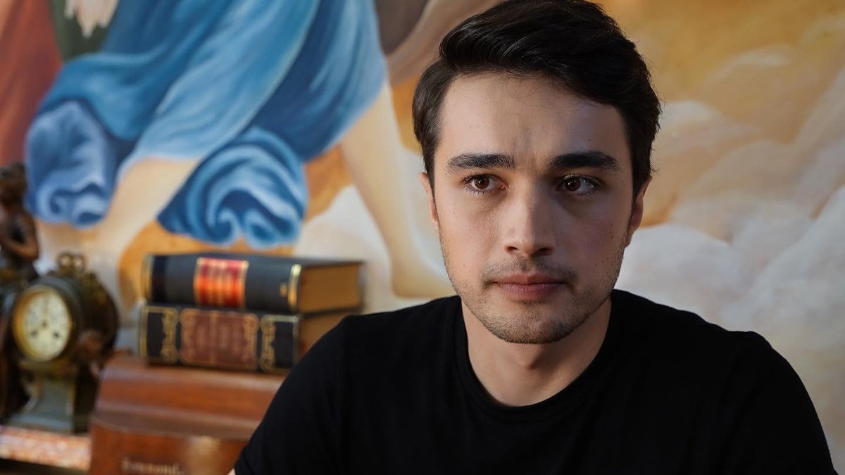 Burak Dakak 'Kara Dut' dizisiyle el sıkıştı