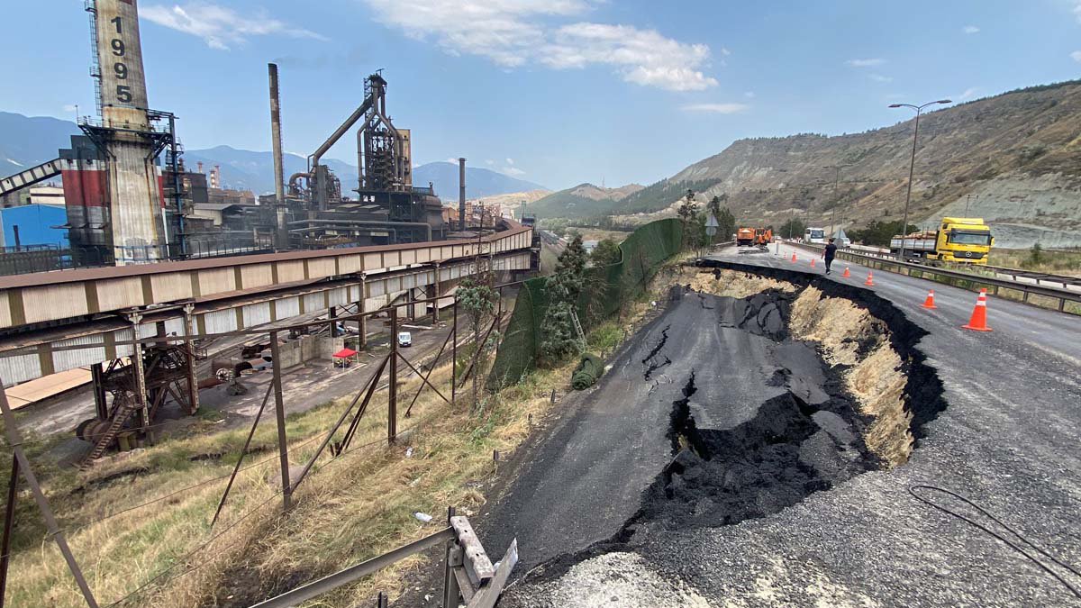 Karabük'te kara yolu çöktü: Demir yolu ulaşıma kapandı