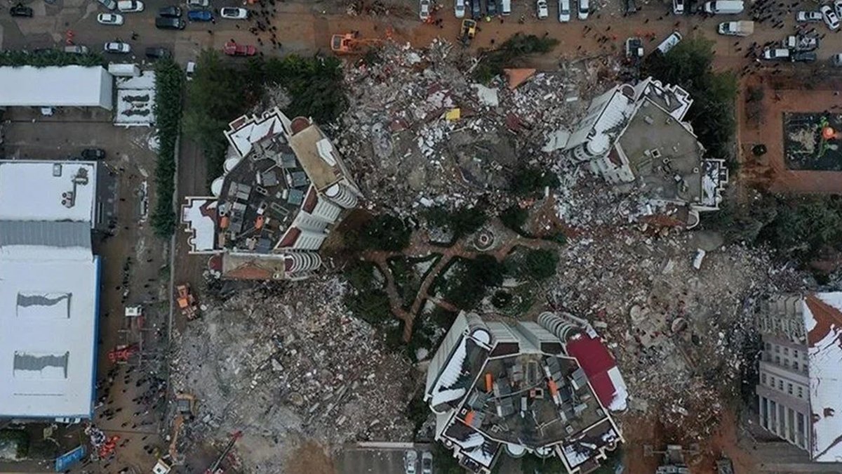 51 kişiye mezar olan Furkan Apartmanı davasında 3 sanığa beraat