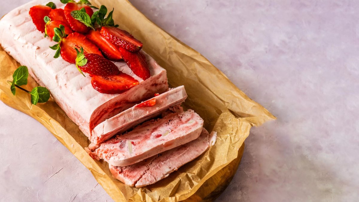 BİM malzemeleriyle çilekli parfe tarifi! Yap buzluğa at: Günlerce dursa bozulmuyor