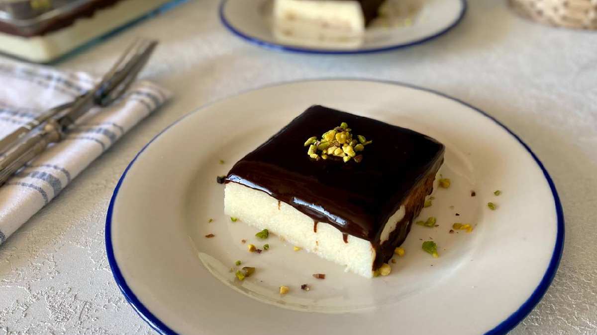 Klasik irmik tatlısını unutun! Bu tatlıyı yiyen eşlerin ağzından bal damlıyor: İşte sütlü irmik tarifi