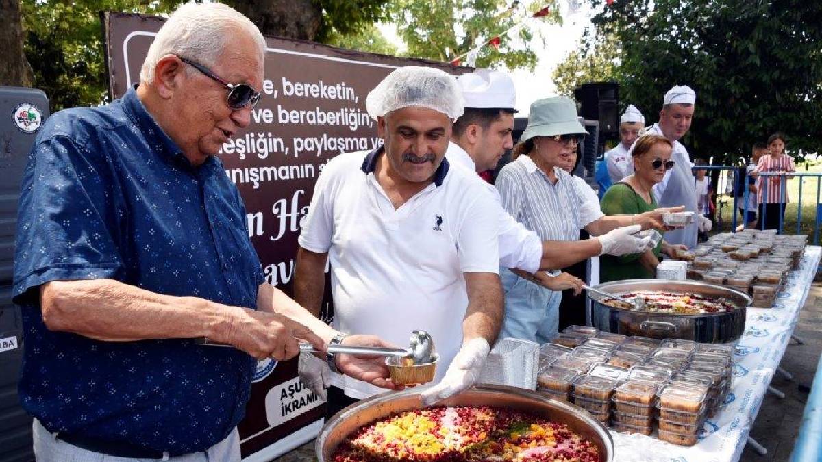 Kdz. Ereğli Belediyesi, 3 bin kişiye aşure dağıttı