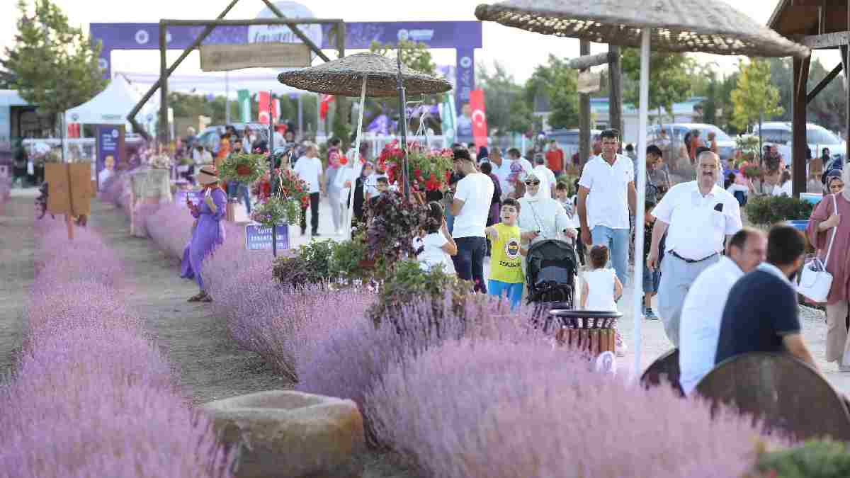 Konya'da büyük şenlik başladı! Hem renk cümbüşü hem doyasıya eğlence: Herkesin beklediği etkinliğe büyük akın…