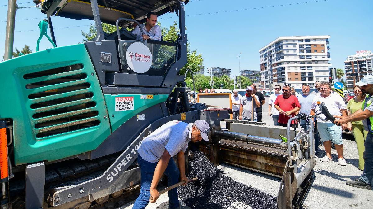 Bornova Belediyesi düzgün yollar için durmadan çalışıyor