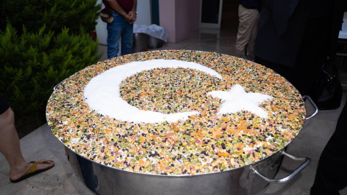 Güzelbahçe’de aşure kazanı kaynadı