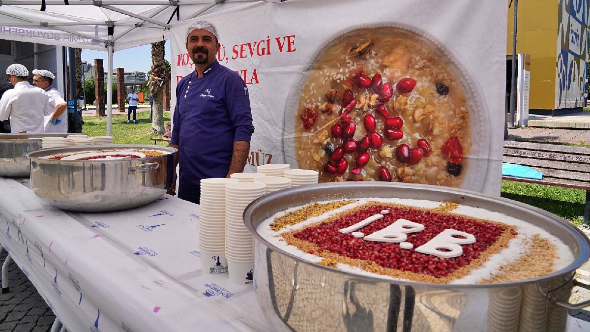 Büyükşehir Belediyesi üç noktada aşure dağıttı