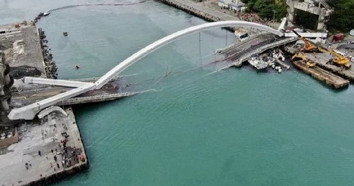 Çin'de köprü çöktü, araçlar suya düştü: Ölü ve kayıplar var