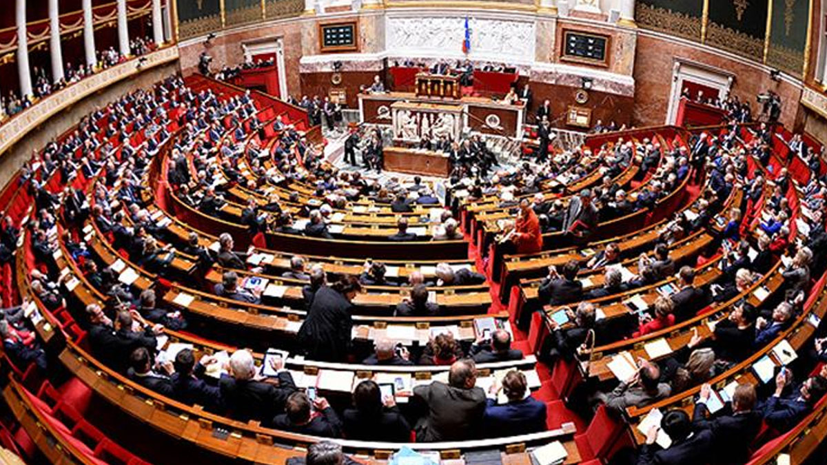 Macron'un hamlesi Fransa tarihinin en parçalı meclis tablosunu çıkardı