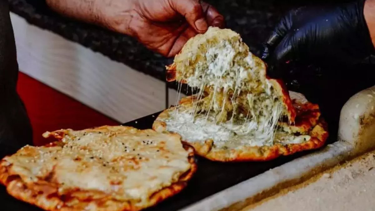 Konya'nın yerli pizzası! Herkes etli ekmeğini biliyor ama bu lezzeti başka: Giden yemeden dönmesin