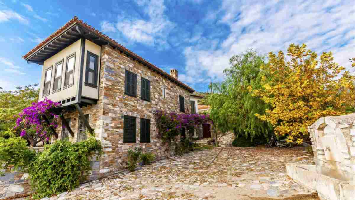 Kentin yapaylığından uzak, zamanı durduran köy! Rum mimarisinden izler taşıyor: Ege’ye giden akın ediyor