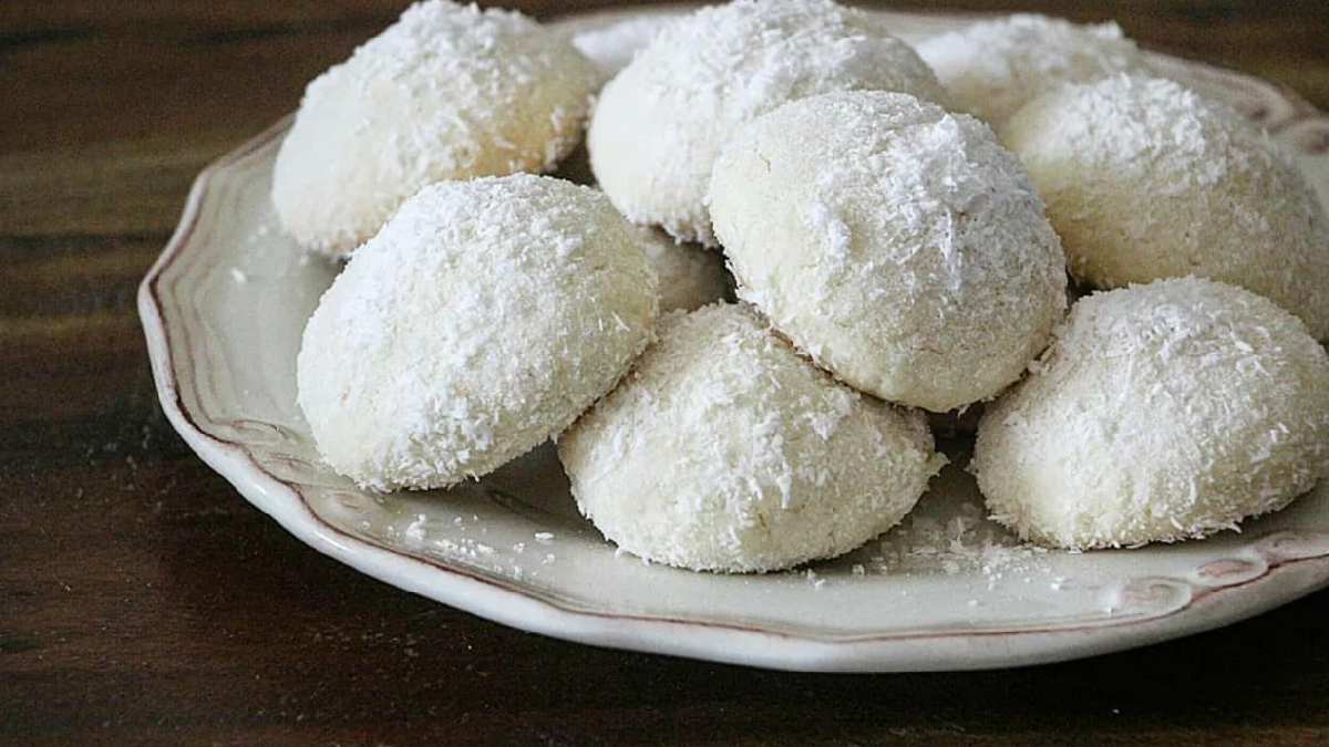 Asla bayatlamıyor, fırından yeni çıkmış gibi kalıyor! Aromalı efsane kurabiye! Komşular tarif için ölüp bitiyor