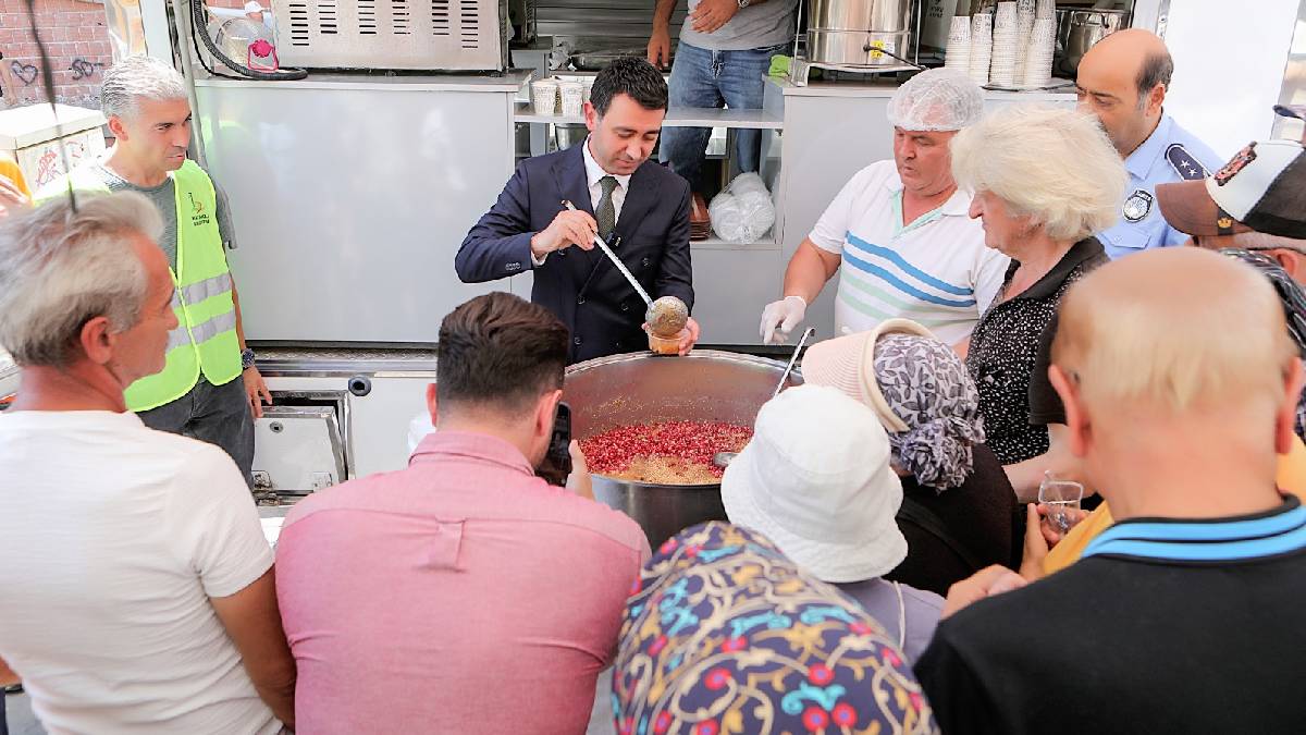 Bayraklı'da aşure bereketi