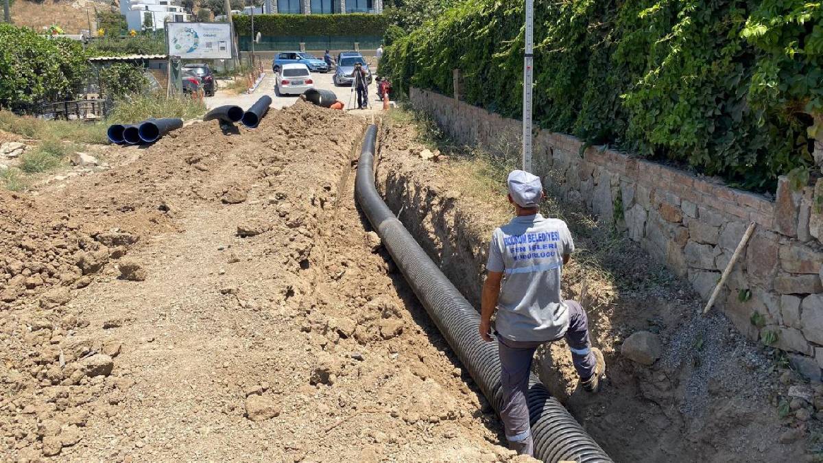 Bodrum Belediyesi ekipleri, ilçe genelindeki cadde ve sokaklarda çalışmalarını aralıksız sürdürüyor.