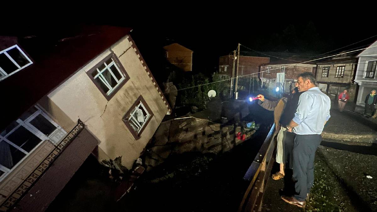 Fırtınanın verdiği zarara belediye ekipleri anında müdahale etti