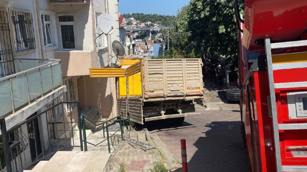 İstanbul'da binaya kamyon çarptı: Vatandaşlar tahliye edildi