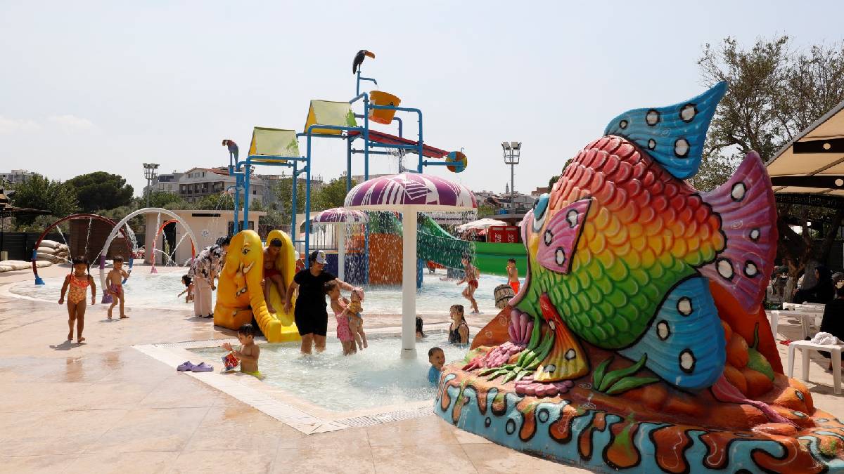 Çocuklar Başkan Çerçioğlu’nun Aydın’a kazandırdığı Tekstil Park’taki Aquapark’ta gönüllerince eğleniyor