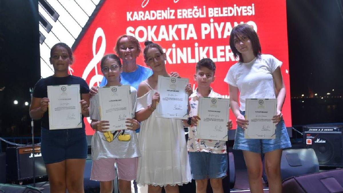 Sokakta piyano etkinliği ilgi görüyor