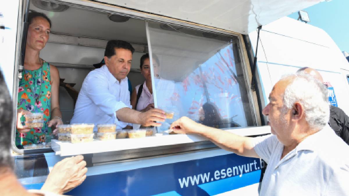 Başkan Özer vatandaşlara aşure ikramında bulundu