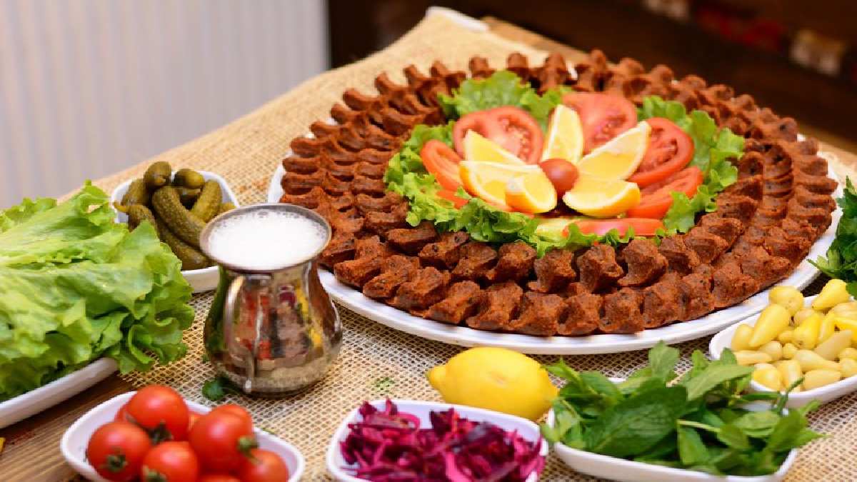 Adıyaman ve Şanlıurfa tartışması kızışacak! Kimse dışardakinin yüzüne bakmayacak! Orijinalinden farksız çiğ köfte tarifi…