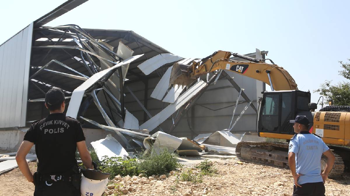 Tahtalı’da 2 kaçak yapı daha yıkıldı