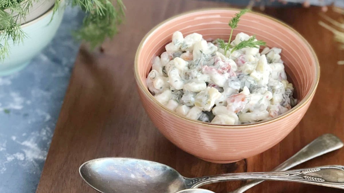 İtalyanlar görse tarif sorar! Gün yapıyorsanız bu tarifi deneyin: Köz patlıcanlı makarna salatası tarifi