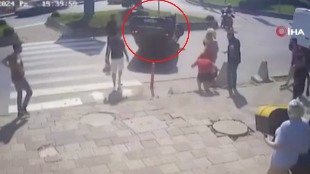 Tuhaf kaza! Otomobil düz yolda takla attı