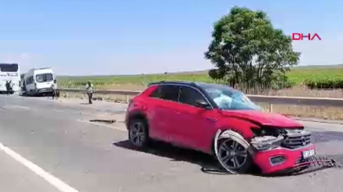 Otomobil, yolcu minibüsüne çarptı! 16 yaralı