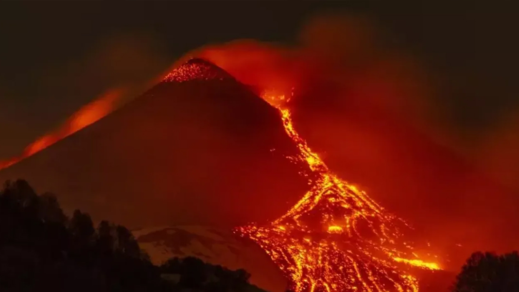 Etna Yanardağı bir kez daha uçuşları durduruldu