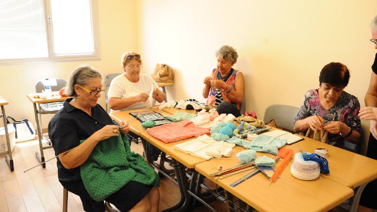 Karşıyaka’nın çınarları lösemili çocuklar için örüyor