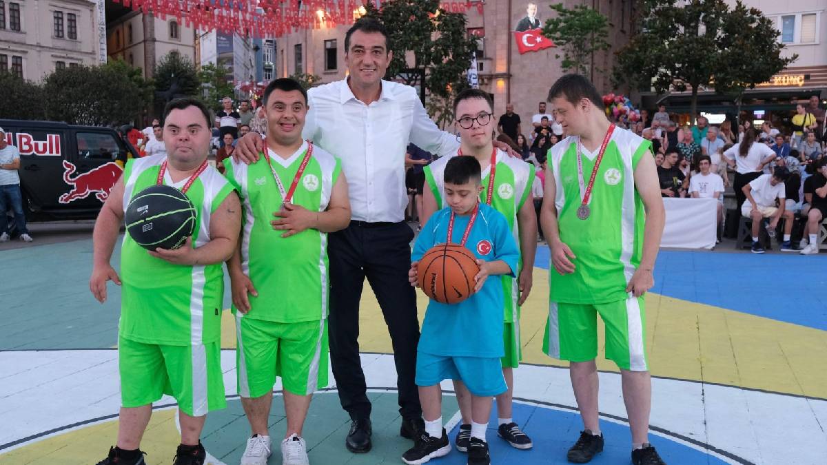 Özel misafirler Sokak Basketbolu’nda ilk güne damga vurdu