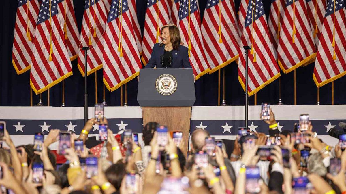 Harris’ten ilk seçim mitingi