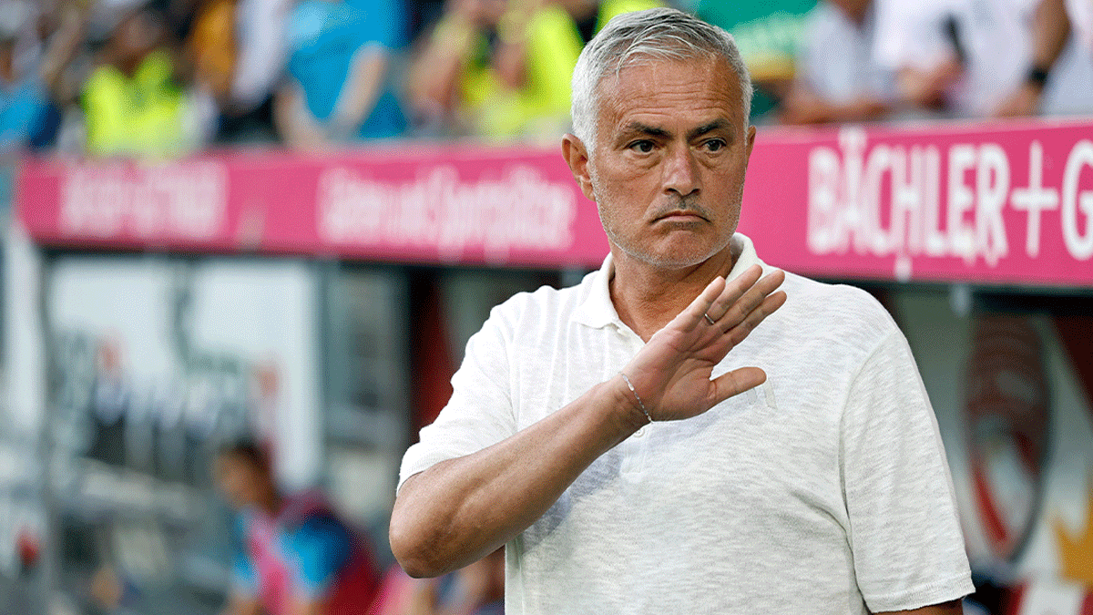 Jose Mourinho, Lugano maçının zeminine isyan etti