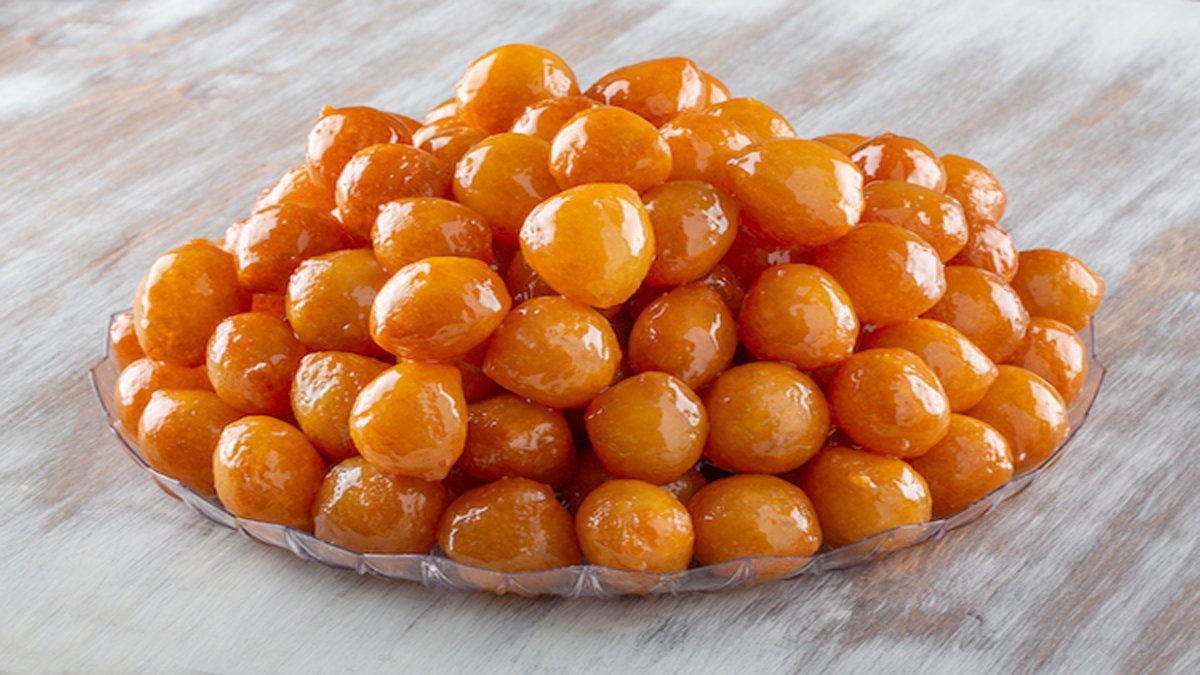 Yarın kandilde komşulara dağıtın! 40 yıllık ünlü tatlıcının tarifi... İzmirliler bile böyle lokma dökemiyor