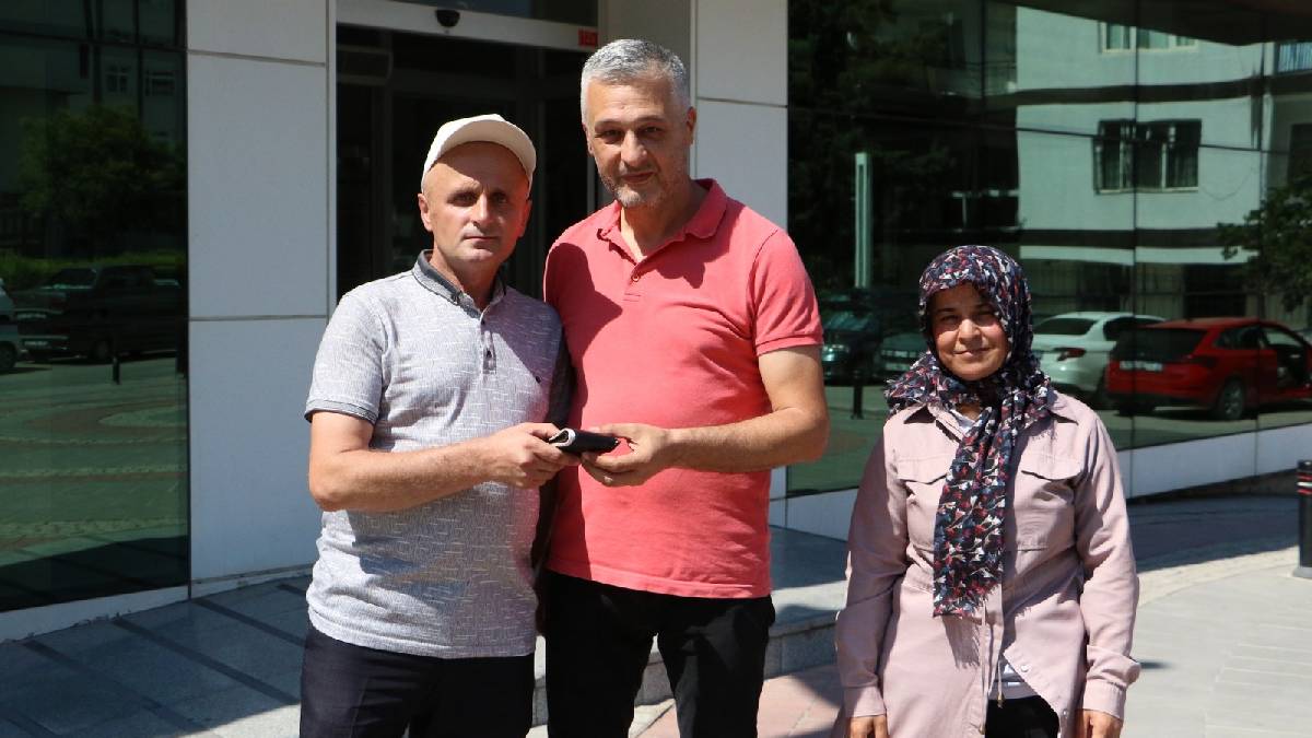 MASKİ personeli cüzdan dolusu parayı sahibine teslim etti