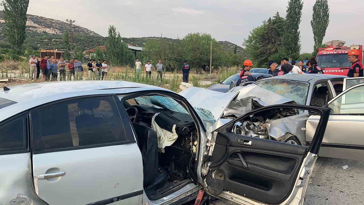 Burdur'da araçlar kafa kafaya çarpıştı: 1 ölü, 9 yaralı