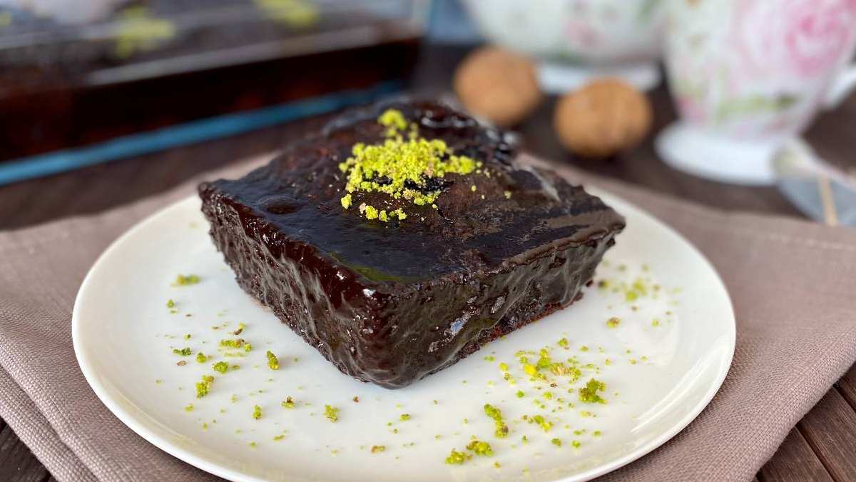 Browniden daha lezzetli oluyor! Sosu şıpır şıpır damlıyor! İşte müthiş soslu browni tarifi…