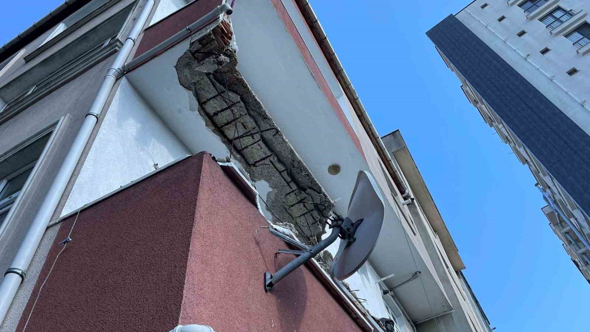İstanbul alarm veriyor! Bir binanın daha balkonu çöktü