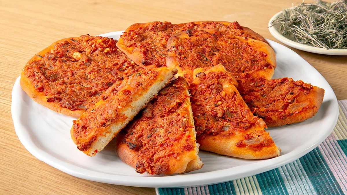 Hatay' ın damak çatlatan mirası biberli ekmek! Sofraya gelir gelmez kapış kapış gidiyor...