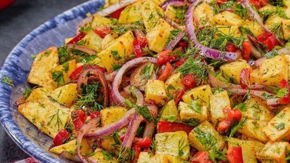 Bu tarifle klasikleri unutacaksınız! Patates salatasını bir de böyle deneyin! Yiyenler bu lezzetin müptelası oluyor